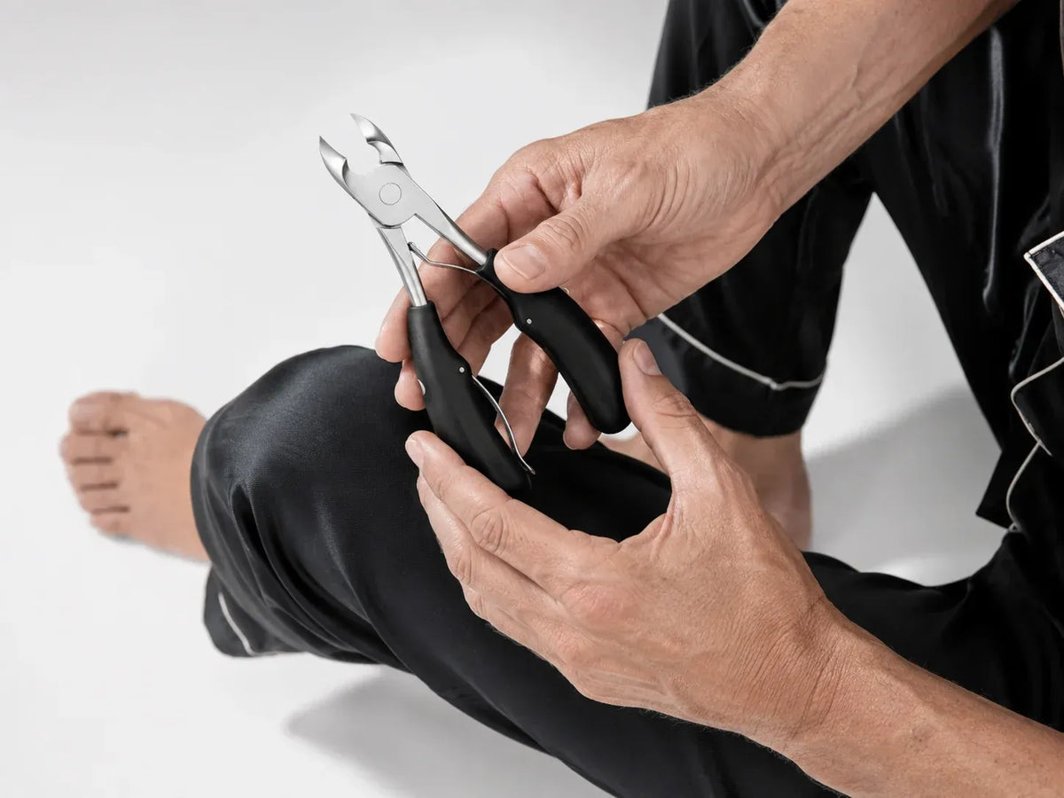 <strong>Precise Trimming</strong> Around Nail Edges